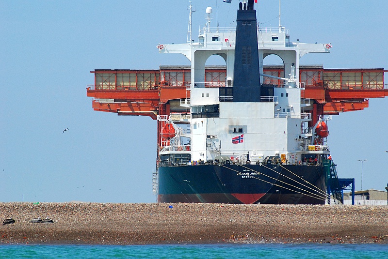 Laura i Astronom_super-172.JPG - Pacyfik tuż, tuż. Ten statek chyba nie zauważył nabrzeża. (Zdjęcie: Laura i Astronom)